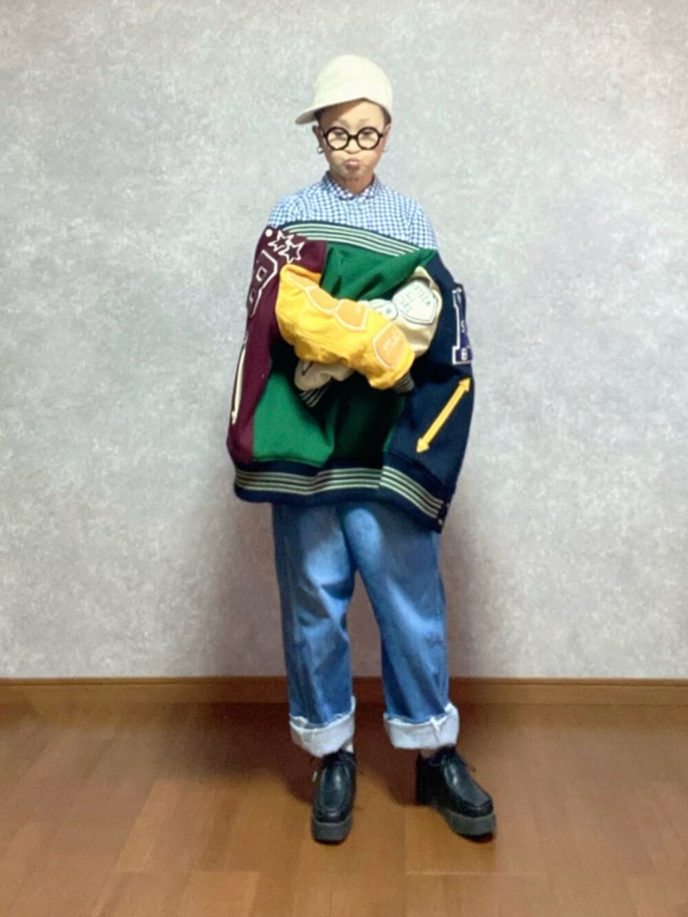 ブラック系のシューズ、ブルー系のデニムパンツ、その他のジャケット/アウターを着用したレディースの冬コーディネートの2枚目の写真