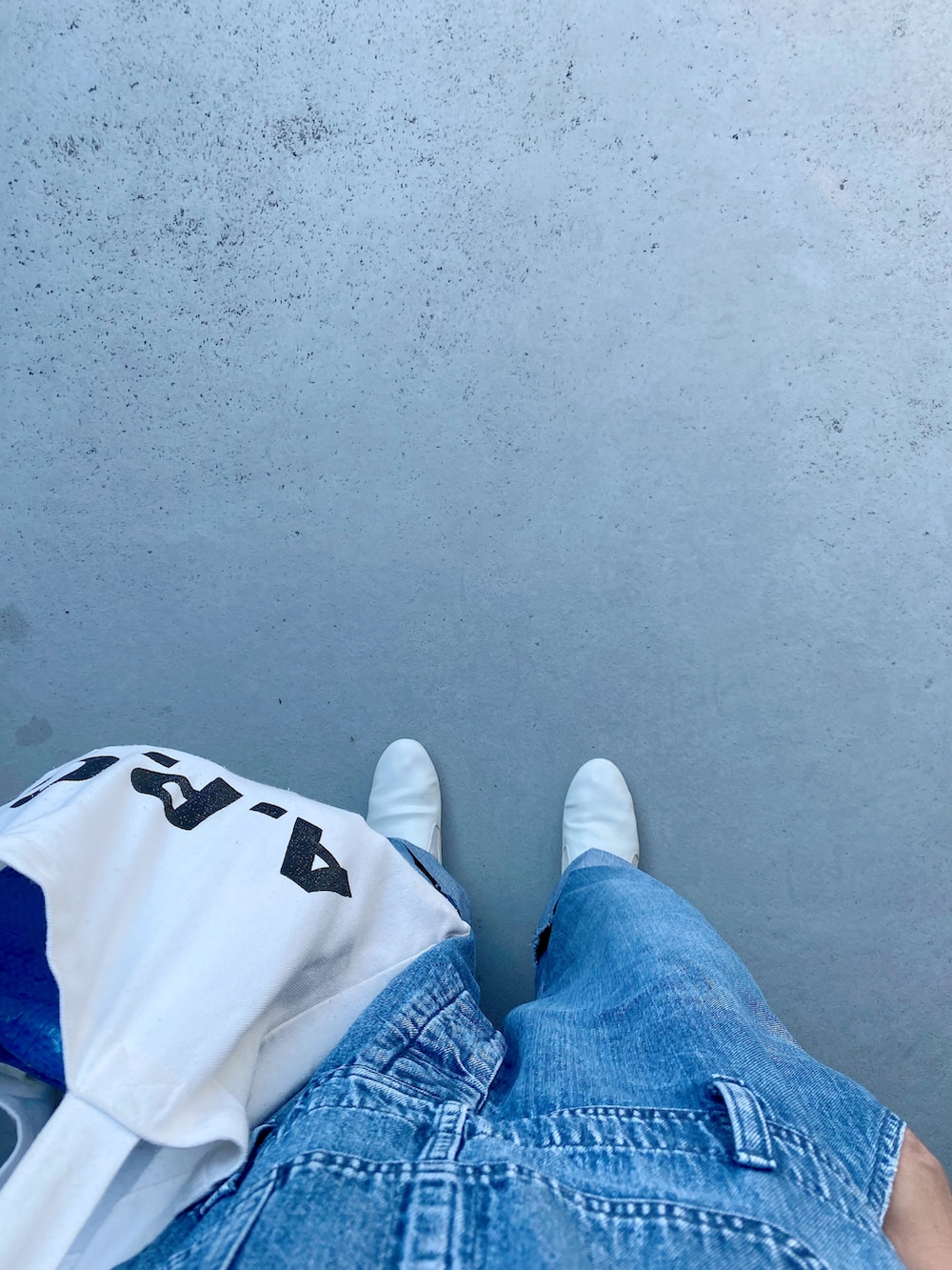 ホワイト系のシューズ、ブルー系のサロペット/オーバーオール、ホワイト系のバッグを着用したレディースの秋コーディネートの2枚目の写真