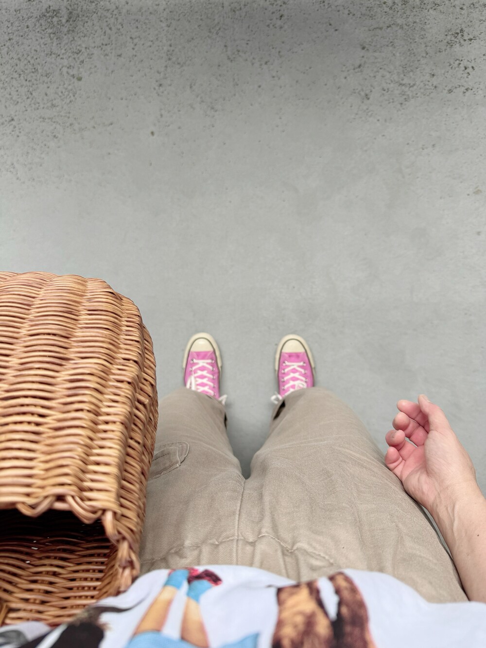 ピンク系のスニーカー、ベージュ系のパンツ、ブラウン系のバッグを着用したレディースの夏コーディネートの2枚目の写真