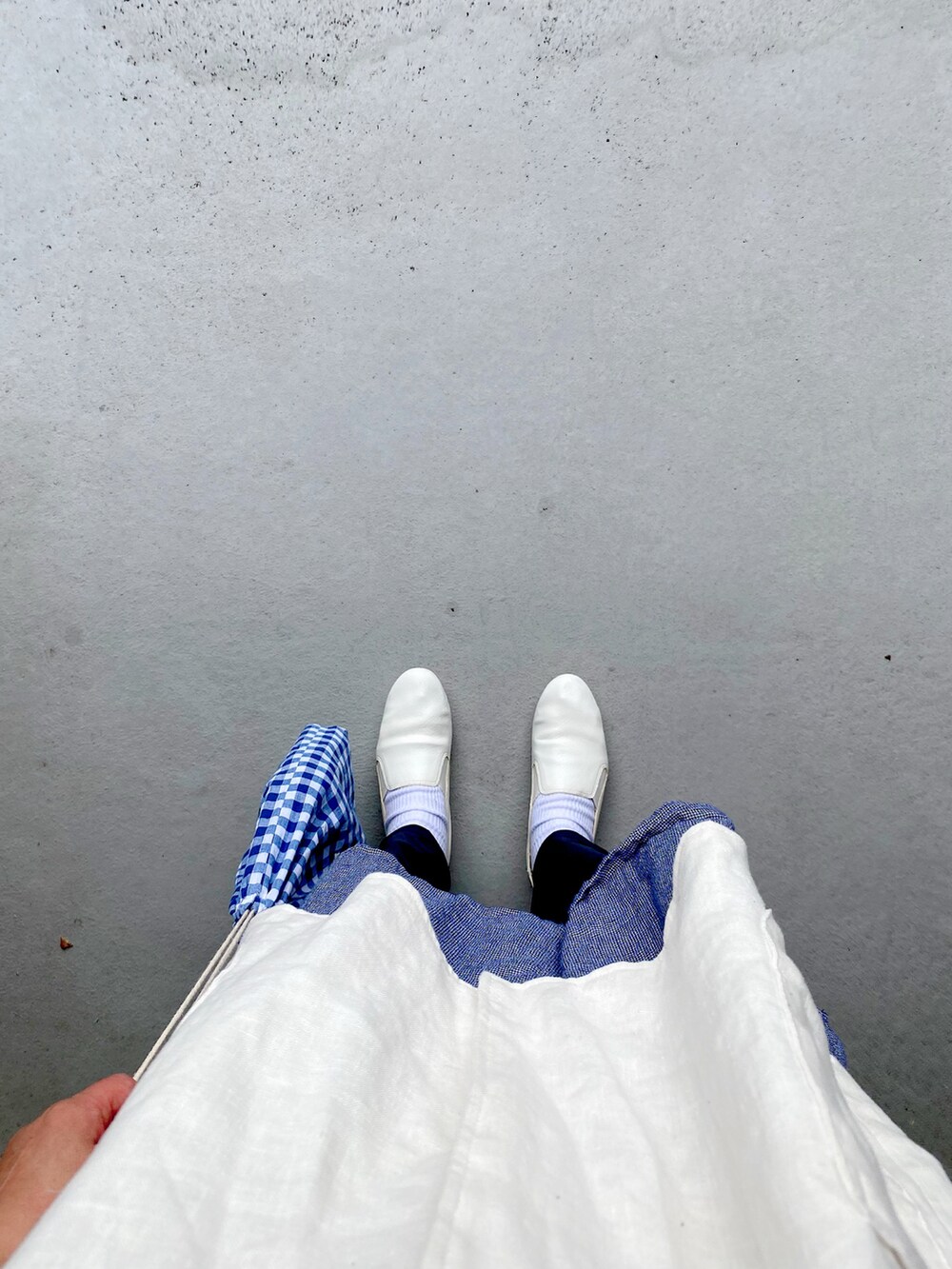 ホワイト系のシューズ、ブルー系のバッグ、ブルー系のワンピース/ドレスを着用したレディースの夏コーディネートの2枚目の写真