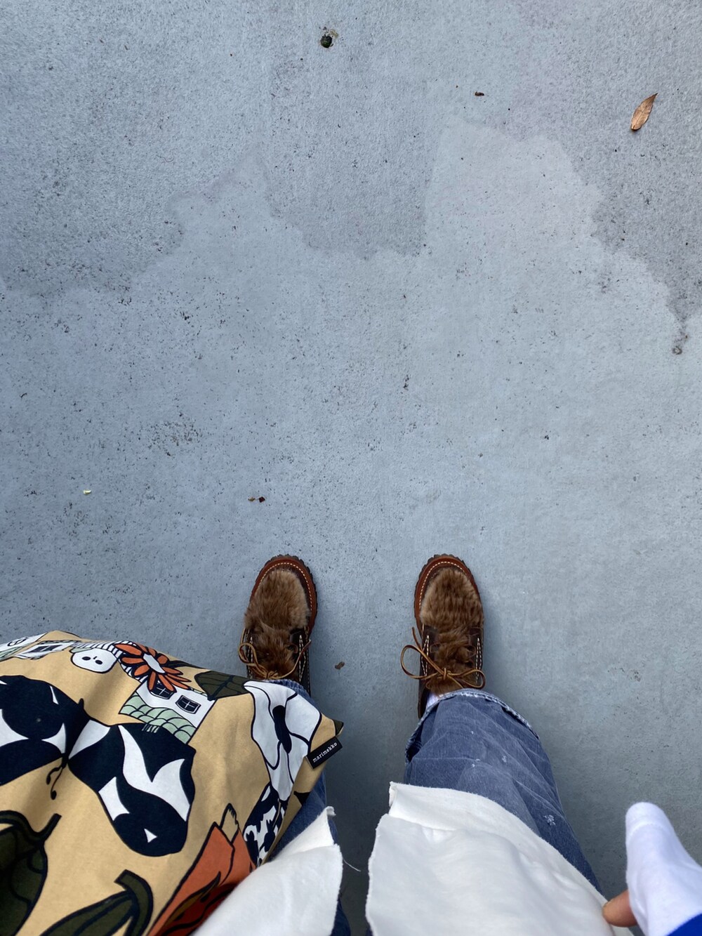 ブラウン系のブーツ、ブルー系のオールインワン・サロペット、ベージュ系のエコバッグ/サブバッグを着用したレディースの冬コーディネートの2枚目の写真