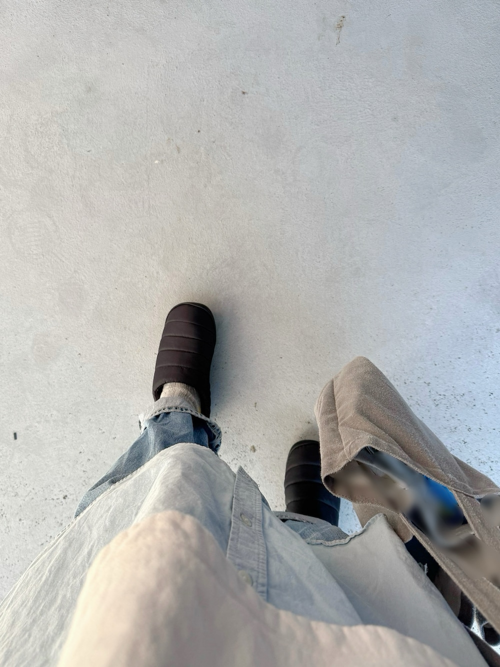 ブラック系のシューズ、ブルー系のパンツ、ブルー系のトップスを着用したレディースの冬コーディネートの2枚目の写真