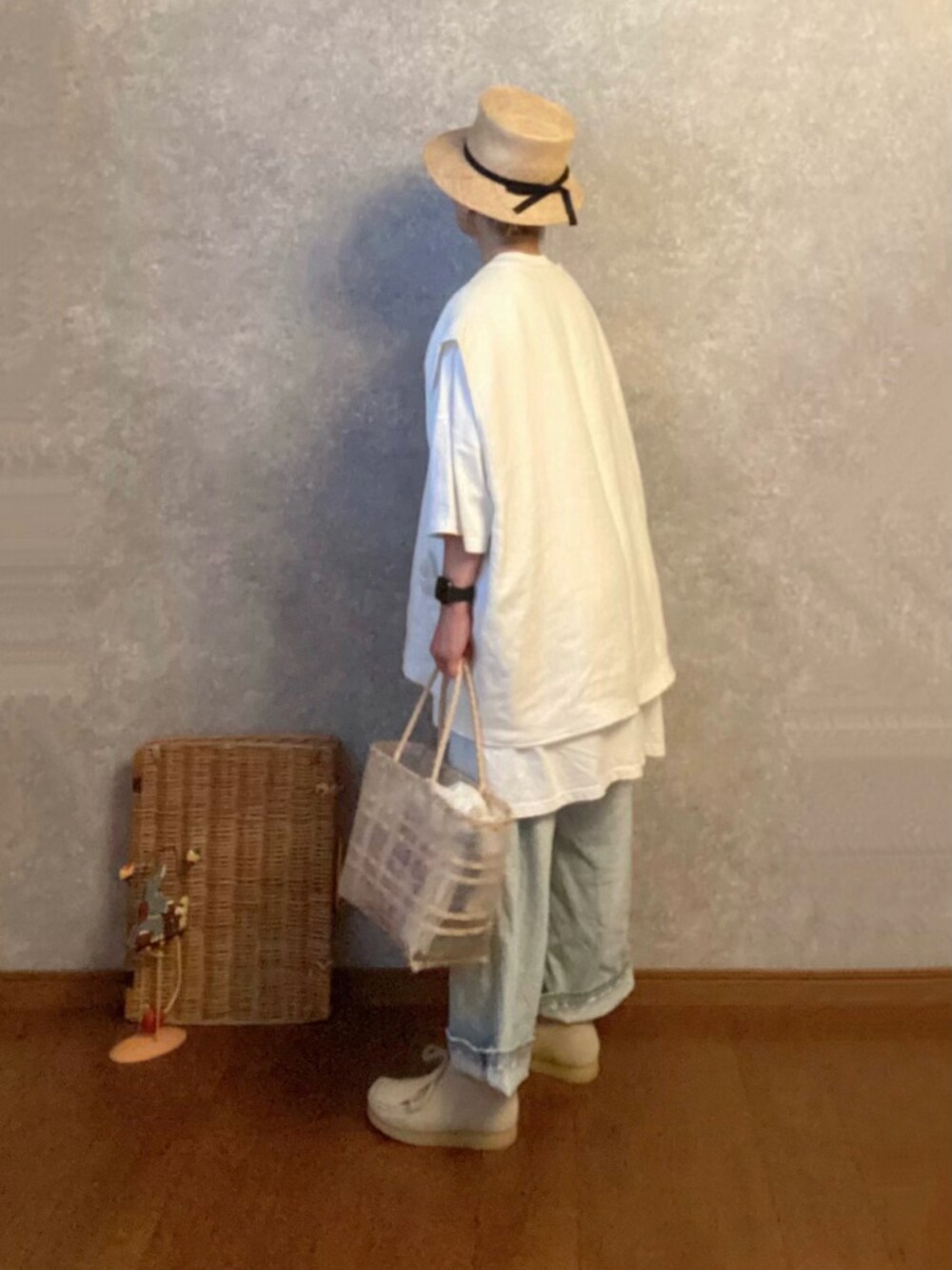 ベージュ系のシューズ、ブルー系のパンツ、ホワイト系のバッグを着用したレディースの夏コーディネートの2枚目の写真