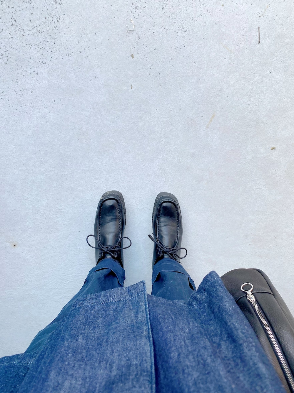 ブラック系のシューズ、ホワイト系のパンツ、ブラック系のボストンバッグを着用したレディースの秋コーディネートの2枚目の写真