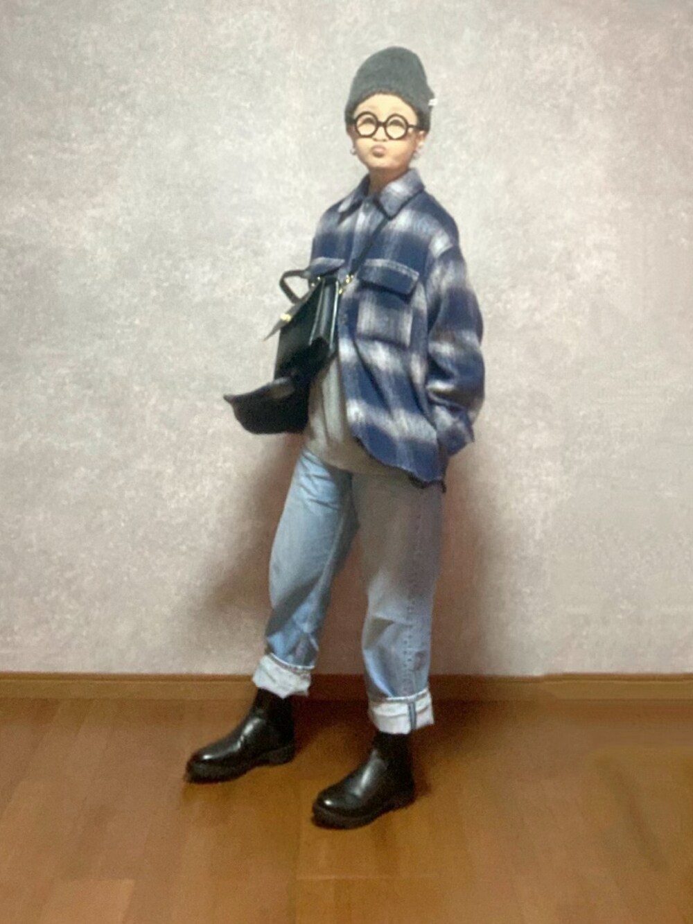 ブラック系のシューズ、ブルー系のパンツ、グレー系のトップスを着用したレディースの冬コーディネートの2枚目の写真