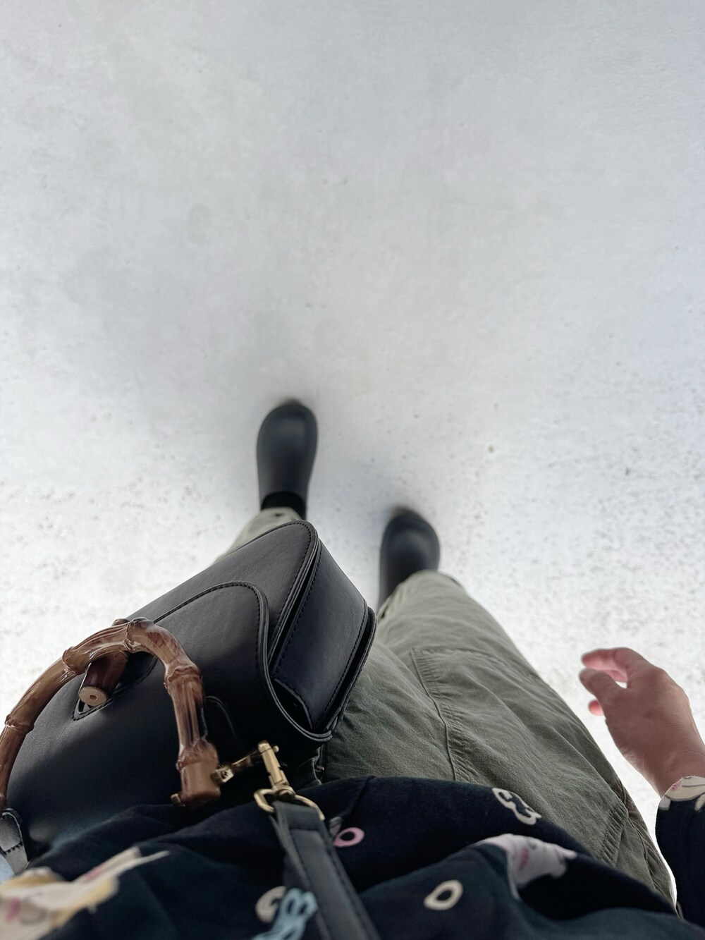 ブラック系のシューズ、グリーン系のパンツ、ブラック系のトップスを着用したレディースの秋コーディネートの2枚目の写真