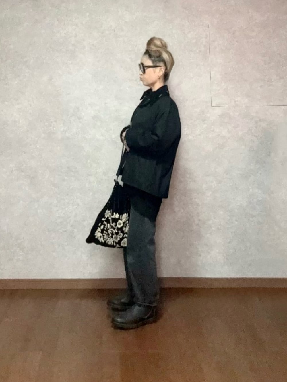 ブラック系のブーツ、グレー系のトップス、ブラック系のトップスを着用したレディースの秋コーディネートの2枚目の写真