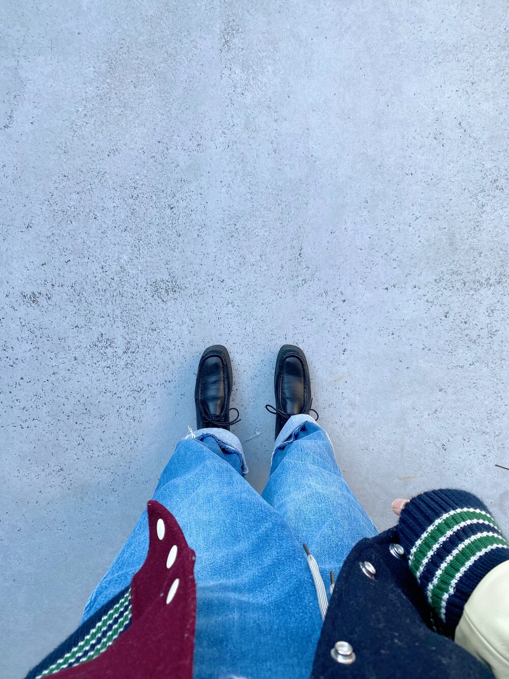 ブラック系のシューズ、ブルー系のデニムパンツ、その他のジャケット/アウターを着用したレディースの冬コーディネートの3枚目の写真