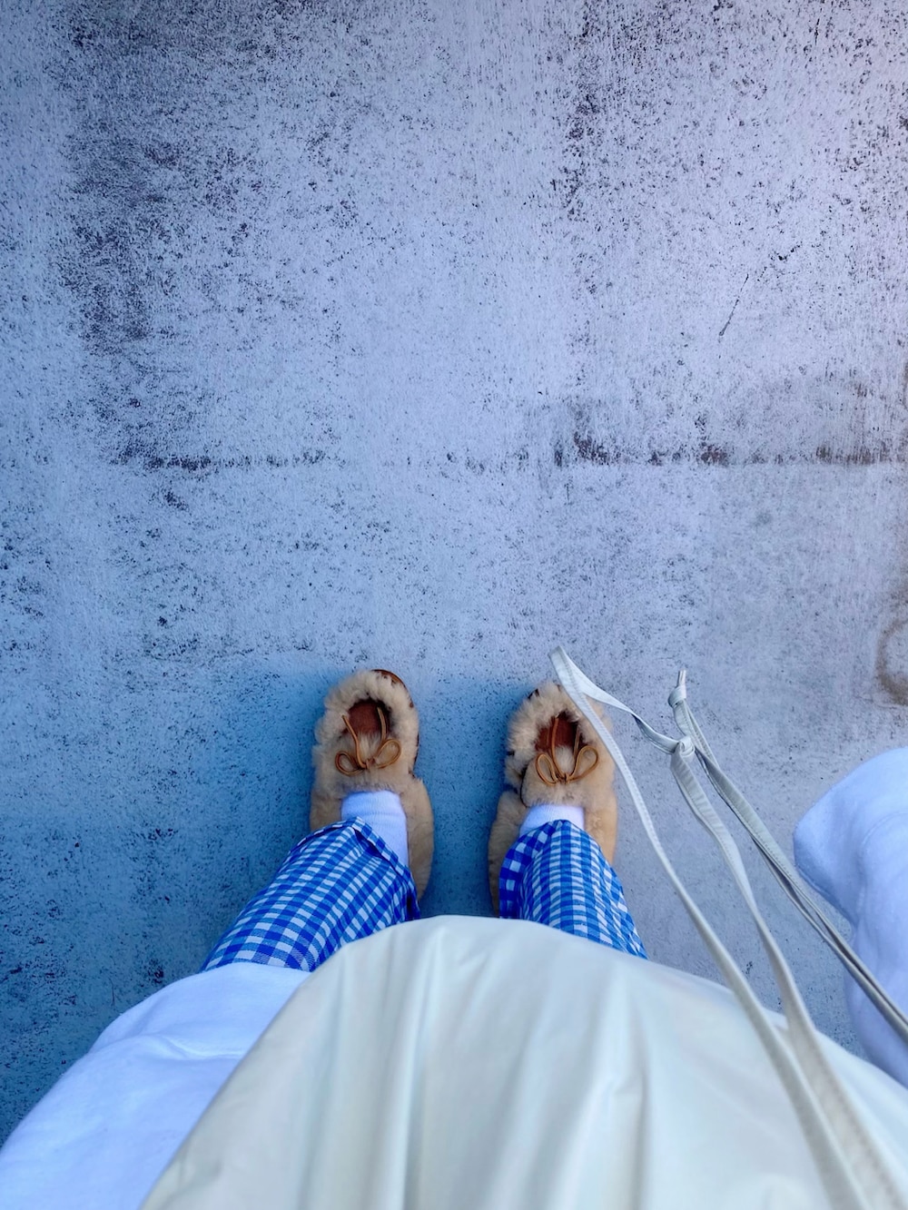 ベージュ系のその他シューズ、ブルー系のその他パンツ、ホワイト系のパーカーを着用したレディースの冬コーディネートの2枚目の写真