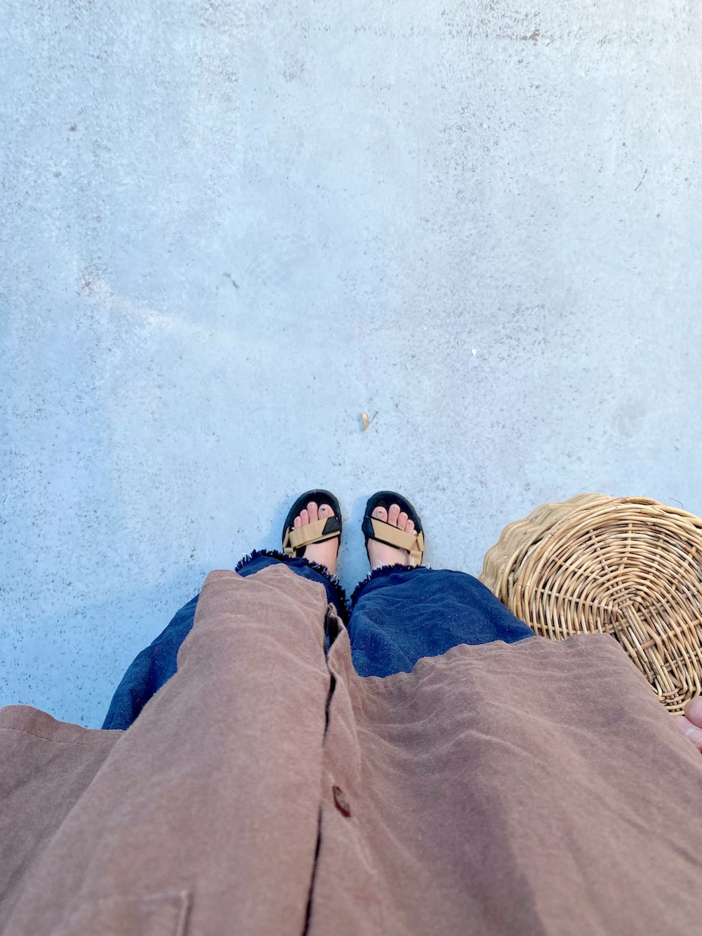 ベージュ系のシューズ、ブルー系のパンツ、ベージュ系のバッグを着用したレディースの秋コーディネートの3枚目の写真