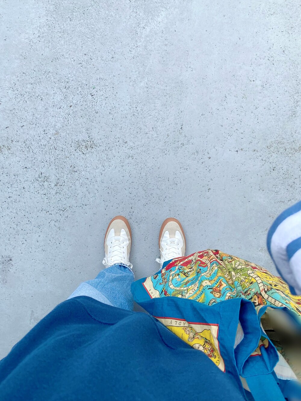 ホワイト系のスニーカー、ブルー系のパンツ、その他のバッグを着用したレディースの春コーディネートの3枚目の写真