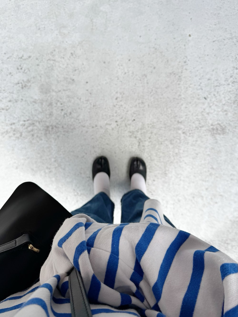 ブラック系のパンプス、ブルー系のパンツ、ブルー系のトップスを着用したレディースの秋コーディネートの2枚目の写真