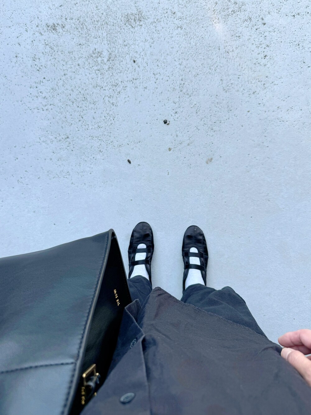 ブラック系のシューズ、ブラック系のパンツ、ブラック系のトップスを着用したレディースの夏コーディネートの2枚目の写真