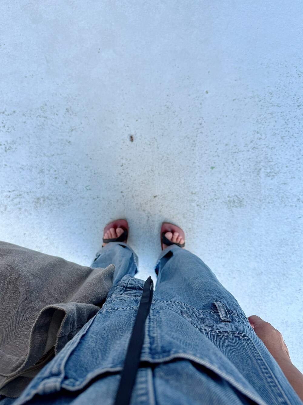 ブラック系のシューズ、ブルー系のサロペット/オーバーオール、グレー系のバッグを着用したレディースの夏コーディネートの2枚目の写真