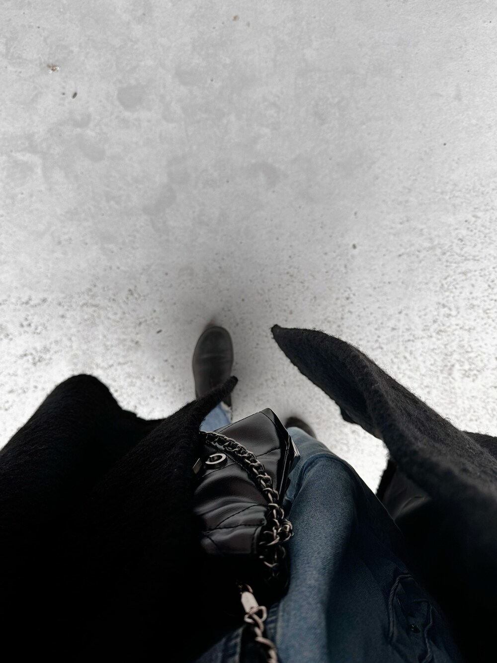 ブラック系のブーツ、ブルー系のパンツ、ブルー系のトップスを着用したレディースの秋コーディネートの3枚目の写真