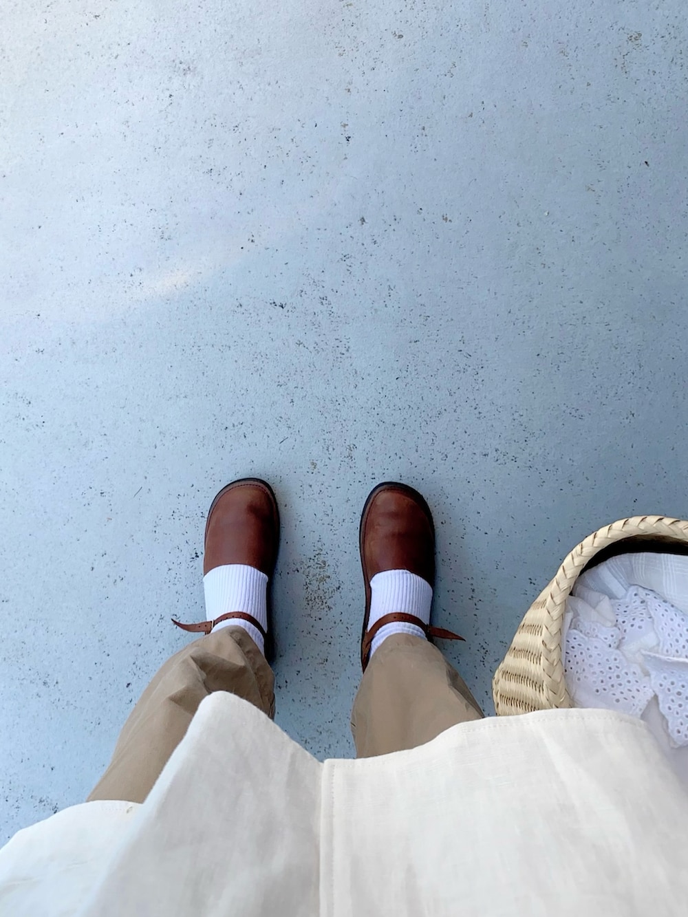 ブラウン系のシューズ、ベージュ系のパンツ、ベージュ系のバッグを着用したレディースの春コーディネートの3枚目の写真