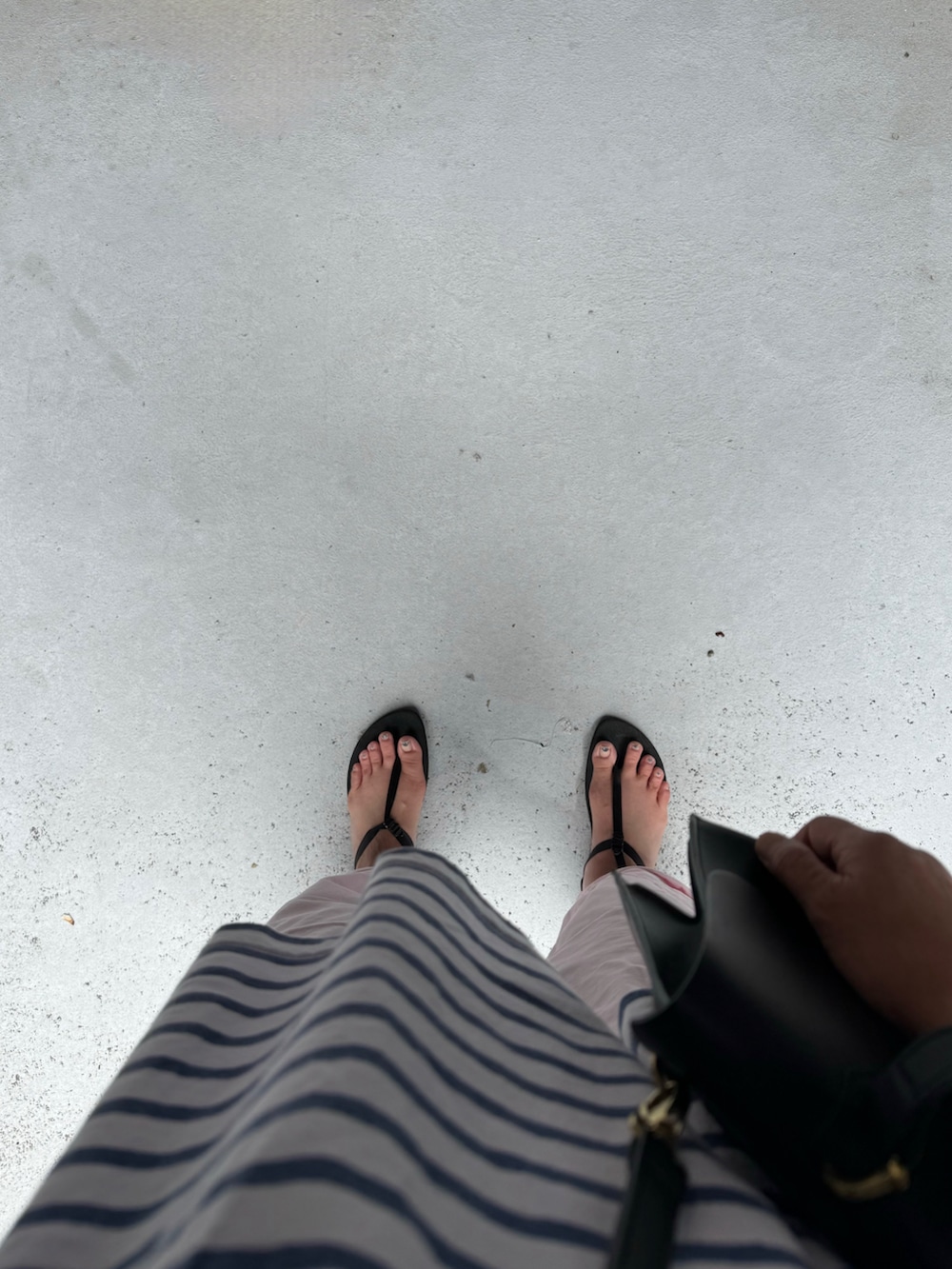 ブラック系のサンダル、ピンク系のその他パンツ、ブルー系のトップスを着用したレディースの夏コーディネートの2枚目の写真