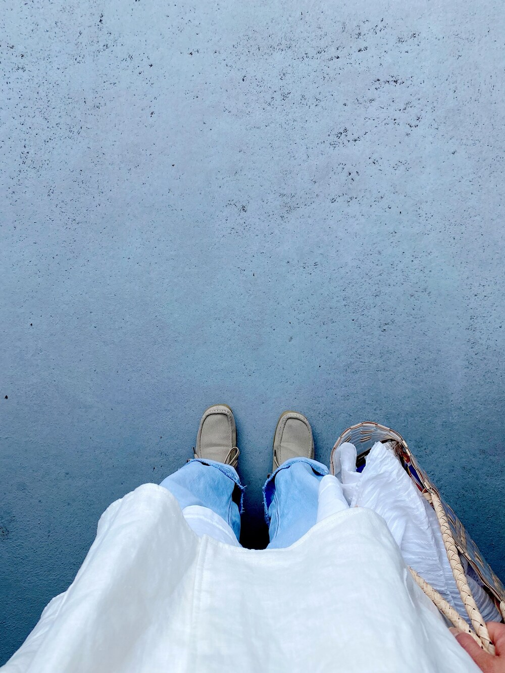 ベージュ系のシューズ、ブルー系のパンツ、ホワイト系のバッグを着用したレディースの夏コーディネートの3枚目の写真