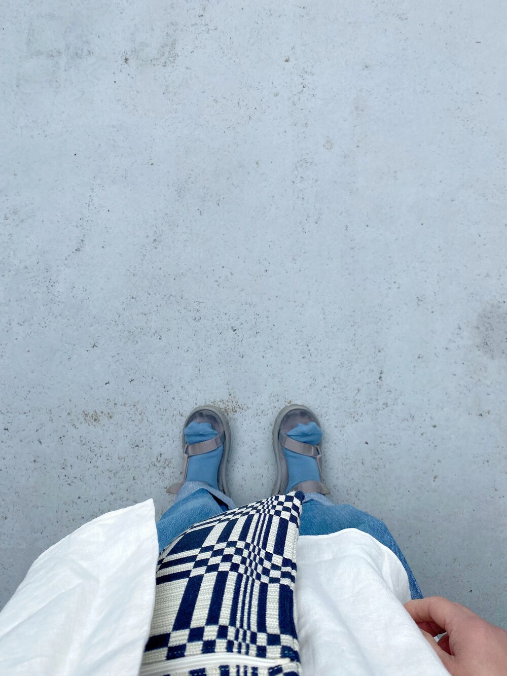 グレー系のシューズ、ブルー系のサロペット/オーバーオール、ホワイト系のトップスを着用したレディースの春コーディネートの2枚目の写真