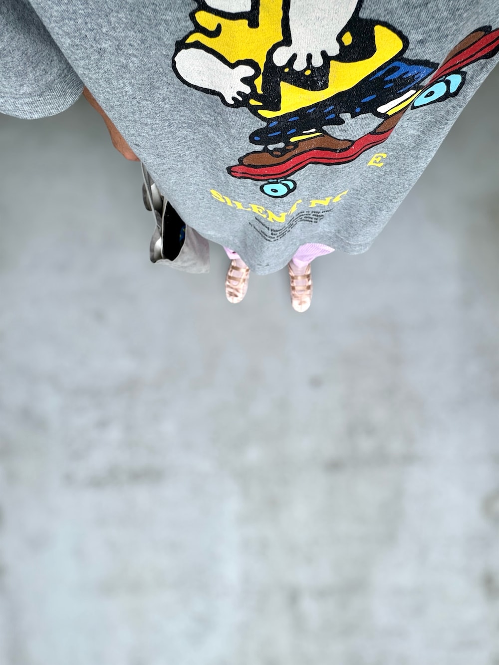 ピンク系のシューズ、ピンク系のパンツ、グレー系のバッグを着用したレディースの夏コーディネートの2枚目の写真