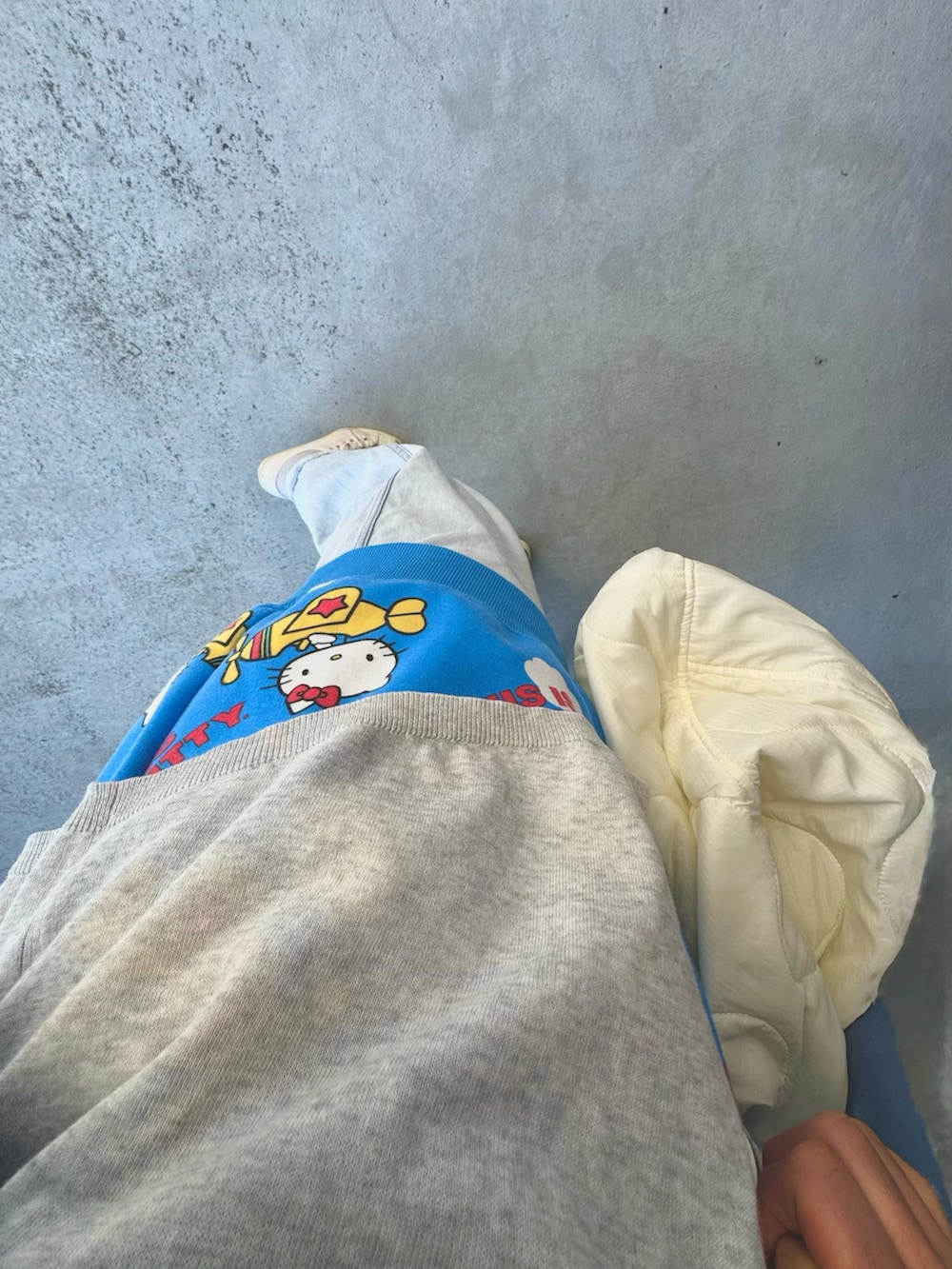ホワイト系のスニーカー、ブルー系のパンツ、ブルー系のトップスを着用したレディースの冬コーディネートの2枚目の写真