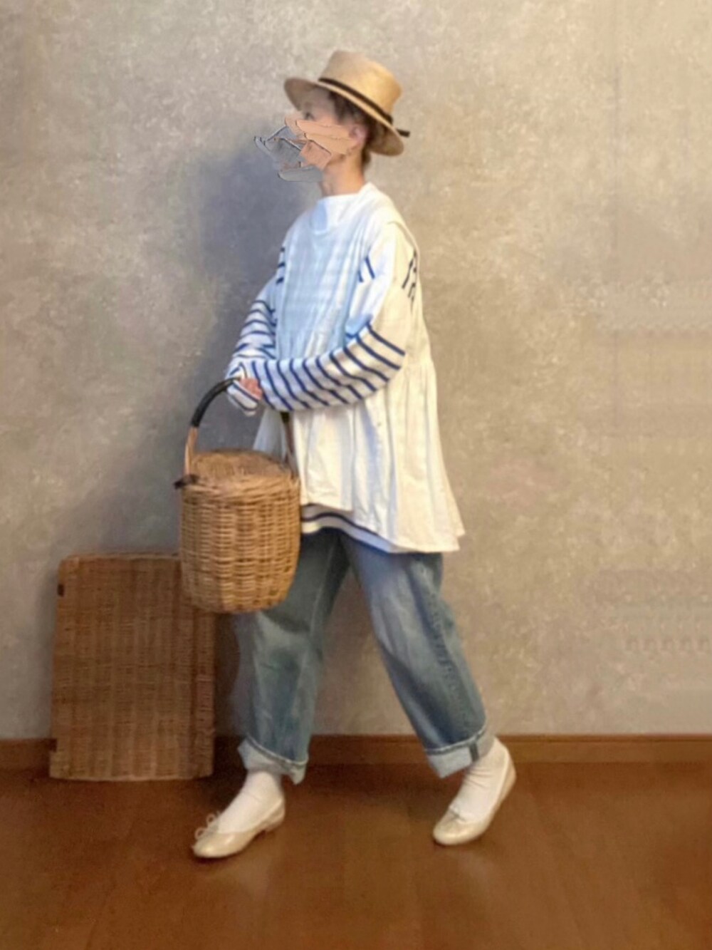 ブルー系のパンツ、ブルー系のトップス、ベージュ系のバッグを着用したレディースの春コーディネートの2枚目の写真