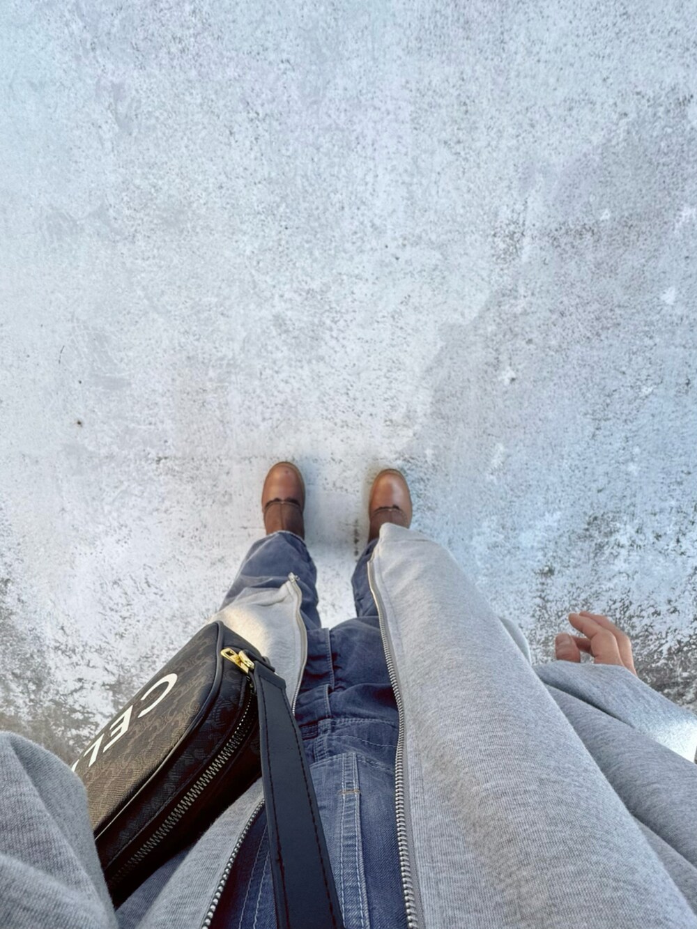 ブラウン系のシューズ、ブルー系のオールインワン・サロペット、グレー系のトップスを着用したレディースの冬コーディネートの3枚目の写真