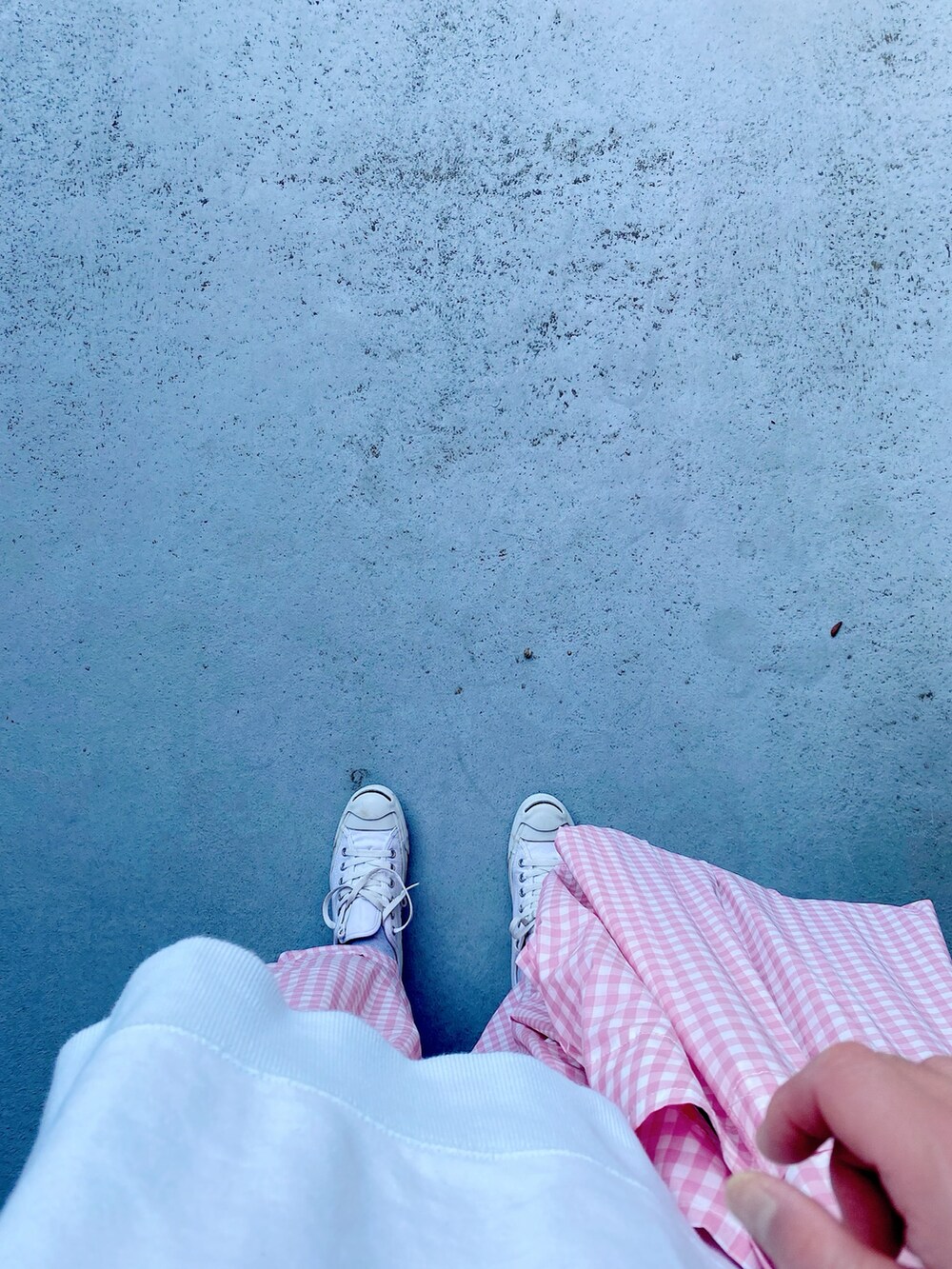 ホワイト系のスニーカー、ピンク系のパンツ、ピンク系のバッグを着用したレディースの春コーディネートの2枚目の写真