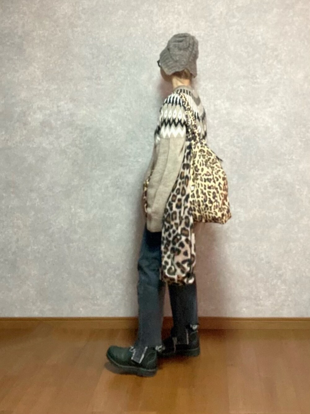 ブラック系のブーツ、その他のバッグ、ブラック系のパンツを着用したレディースの冬コーディネートの3枚目の写真