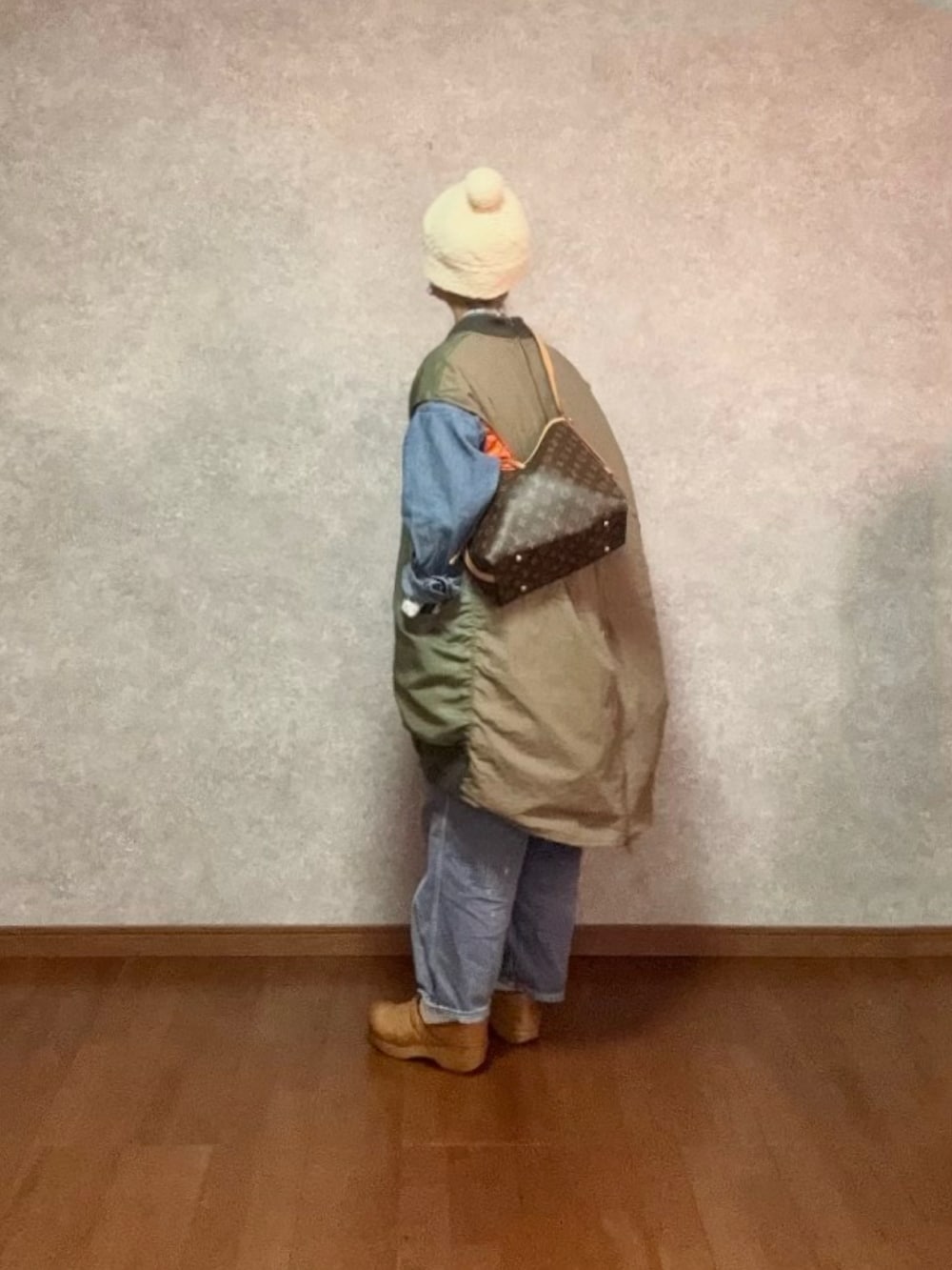 ブラウン系のその他シューズ、ブルー系のオールインワン・サロペット、グリーン系のベストを着用したレディースの秋コーディネートの2枚目の写真