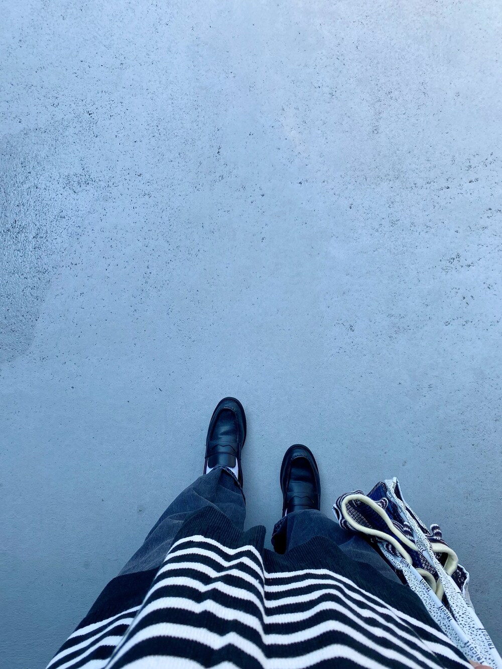 ブラック系のシューズ、ブラック系のパンツ、ホワイト系のバッグを着用したレディースの夏コーディネートの2枚目の写真