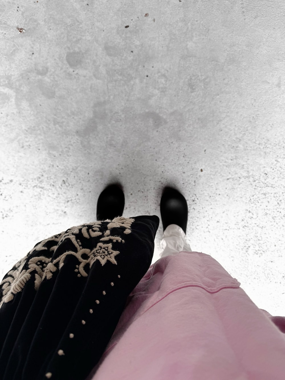 ブラック系のシューズ、ホワイト系のパンツ、ピンク系のパーカーを着用したレディースの秋コーディネートの2枚目の写真