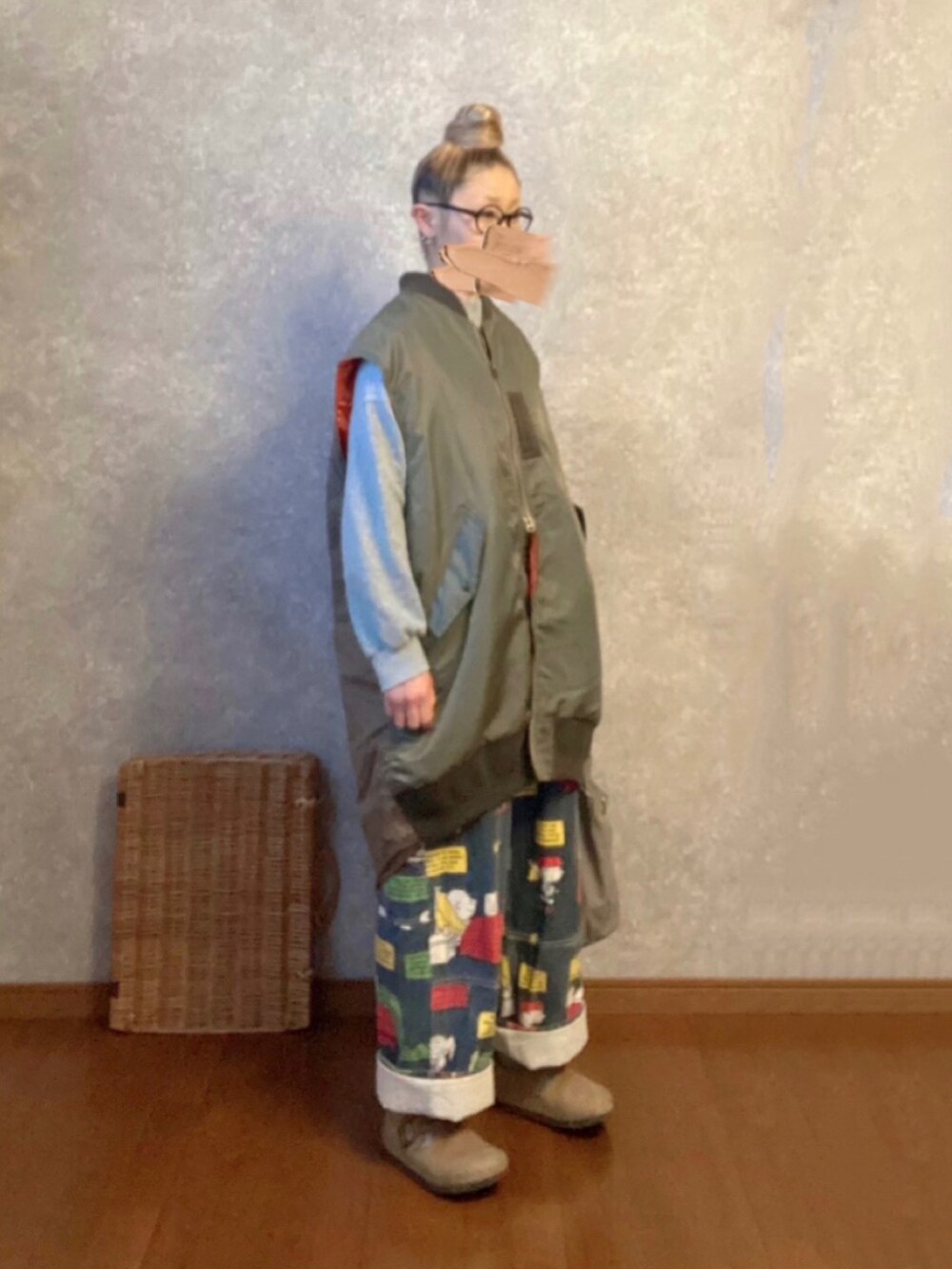 ベージュ系のスリッポン、ブルー系のオールインワン・サロペット、グリーン系のベストを着用したレディースの春コーディネートの2枚目の写真