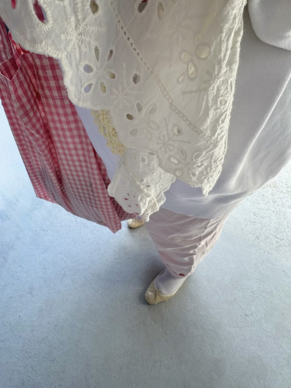 ホワイト系のバレエシューズ、ピンク系のバッグ、ピンク系のその他パンツを着用したレディースの春コーディネートの3枚目の写真