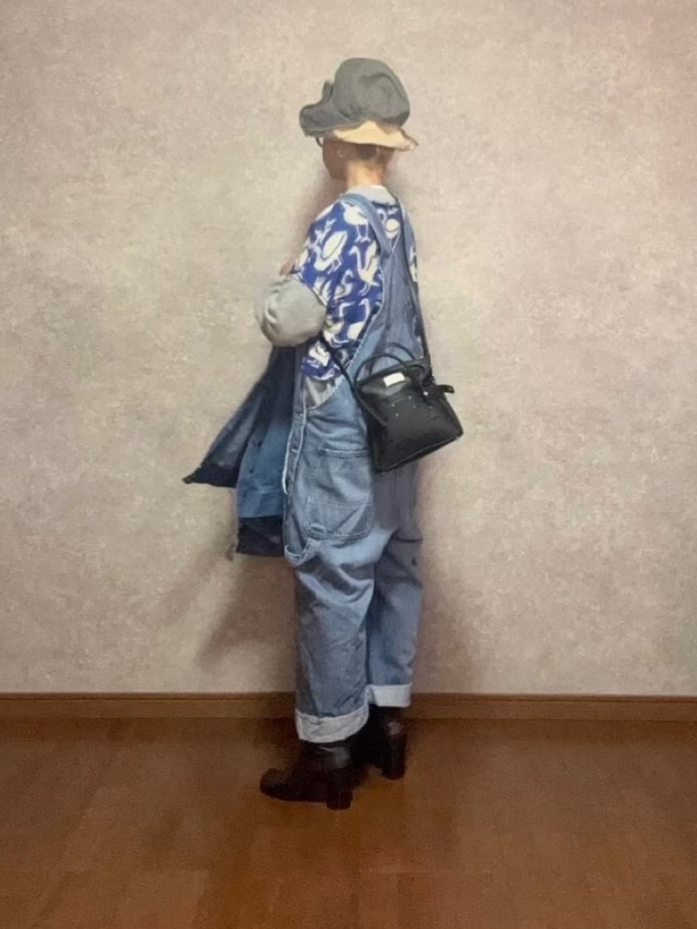 ブルー系のサロペット/オーバーオール、グレー系のトップス、ブルー系のジャケット/アウターを着用したレディースの春コーディネートの2枚目の写真