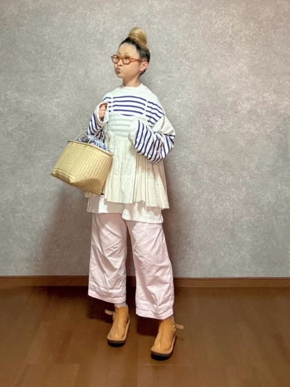 ベージュ系のシューズ、ピンク系のその他パンツ、ベージュ系のバッグを着用したレディースの春コーディネートの2枚目の写真