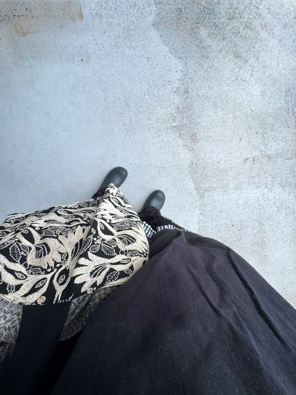 ブラック系のシューズ、ブラック系のパンツ、ブラック系のバッグを着用したレディースの春コーディネートの2枚目の写真