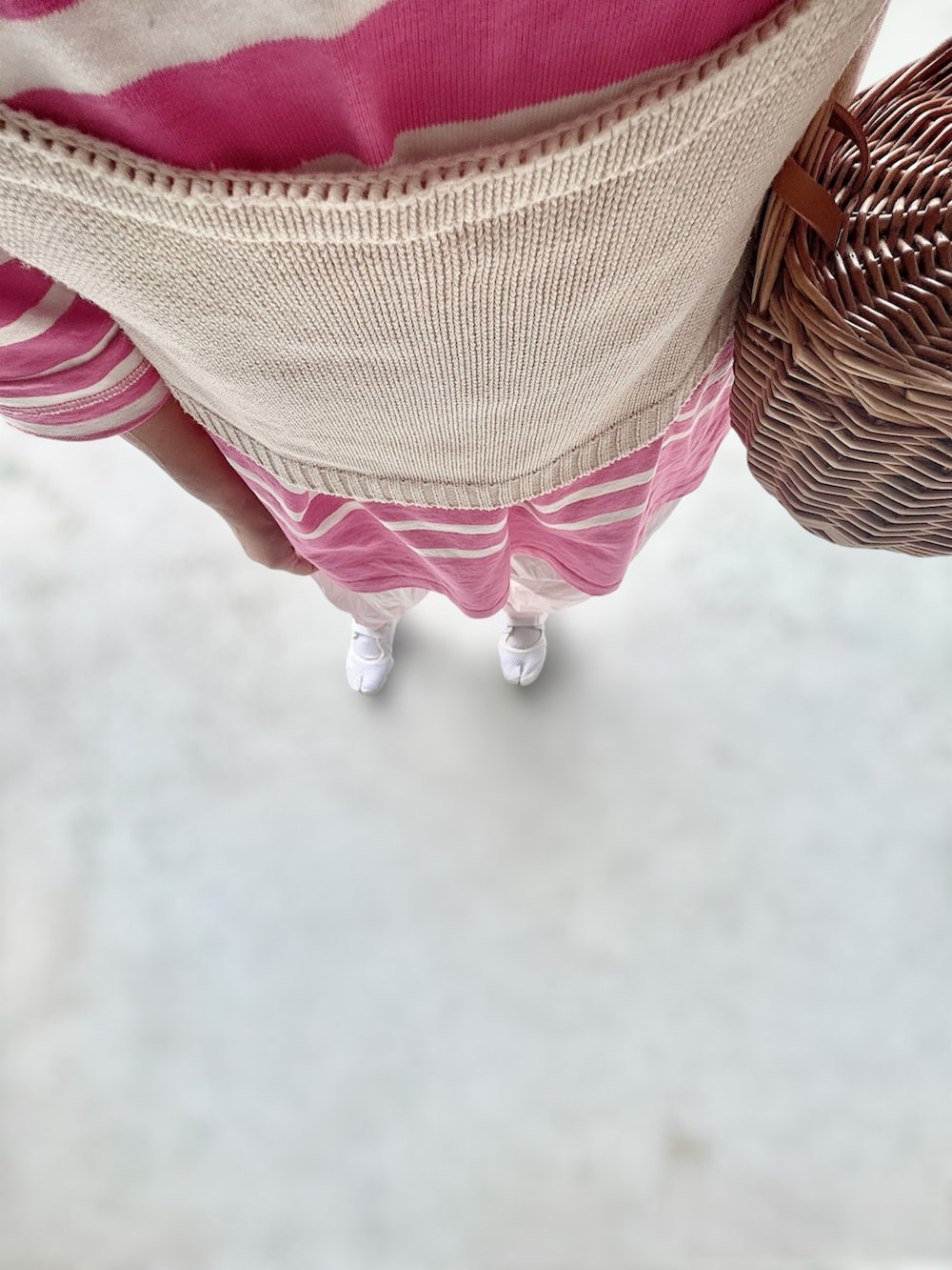 ホワイト系のシューズ、ピンク系のパンツ、ブラウン系のバッグを着用したレディースの夏コーディネートの2枚目の写真