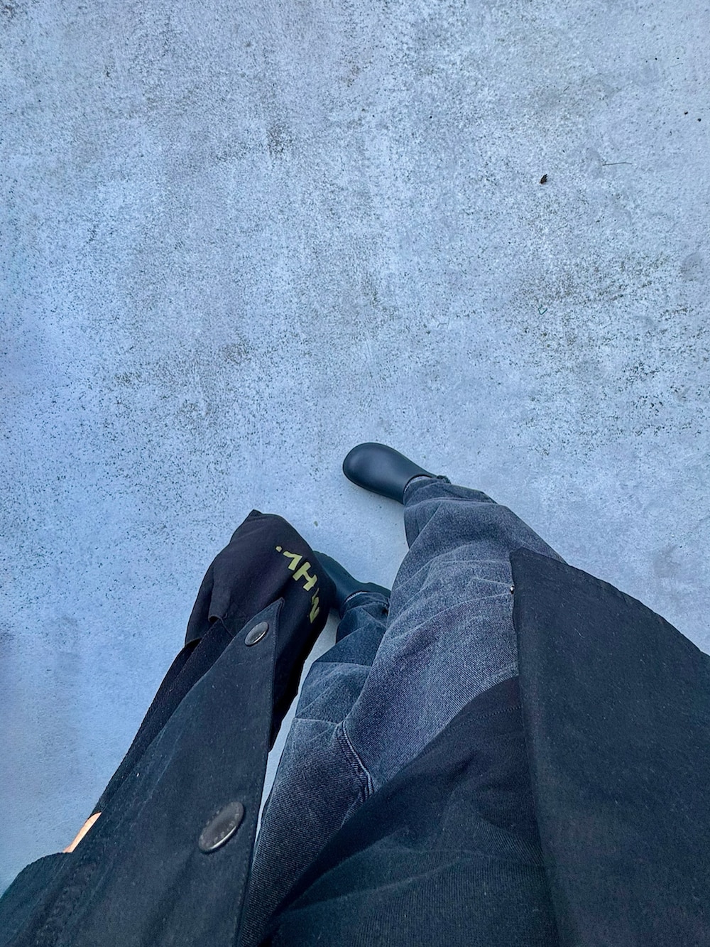 ブラック系のTシャツ/カットソー、ブラック系のジャケット/アウター、ブラック系のパンツを着用したレディースの冬コーディネートの2枚目の写真