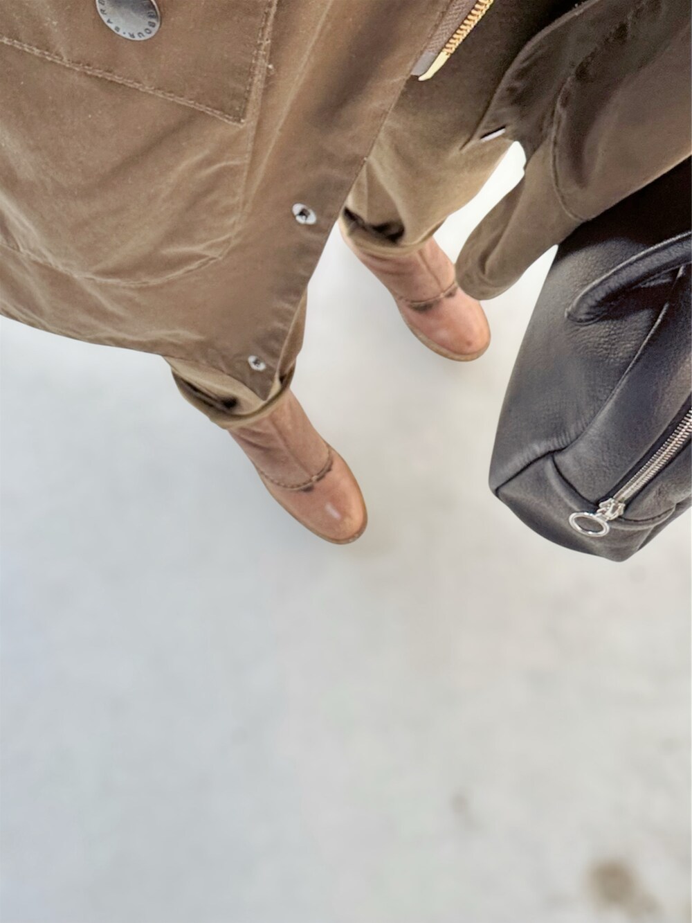 ブラウン系のシューズ、ブラウン系のパンツ、グリーン系のジャケット/アウターを着用したレディースの冬コーディネートの2枚目の写真