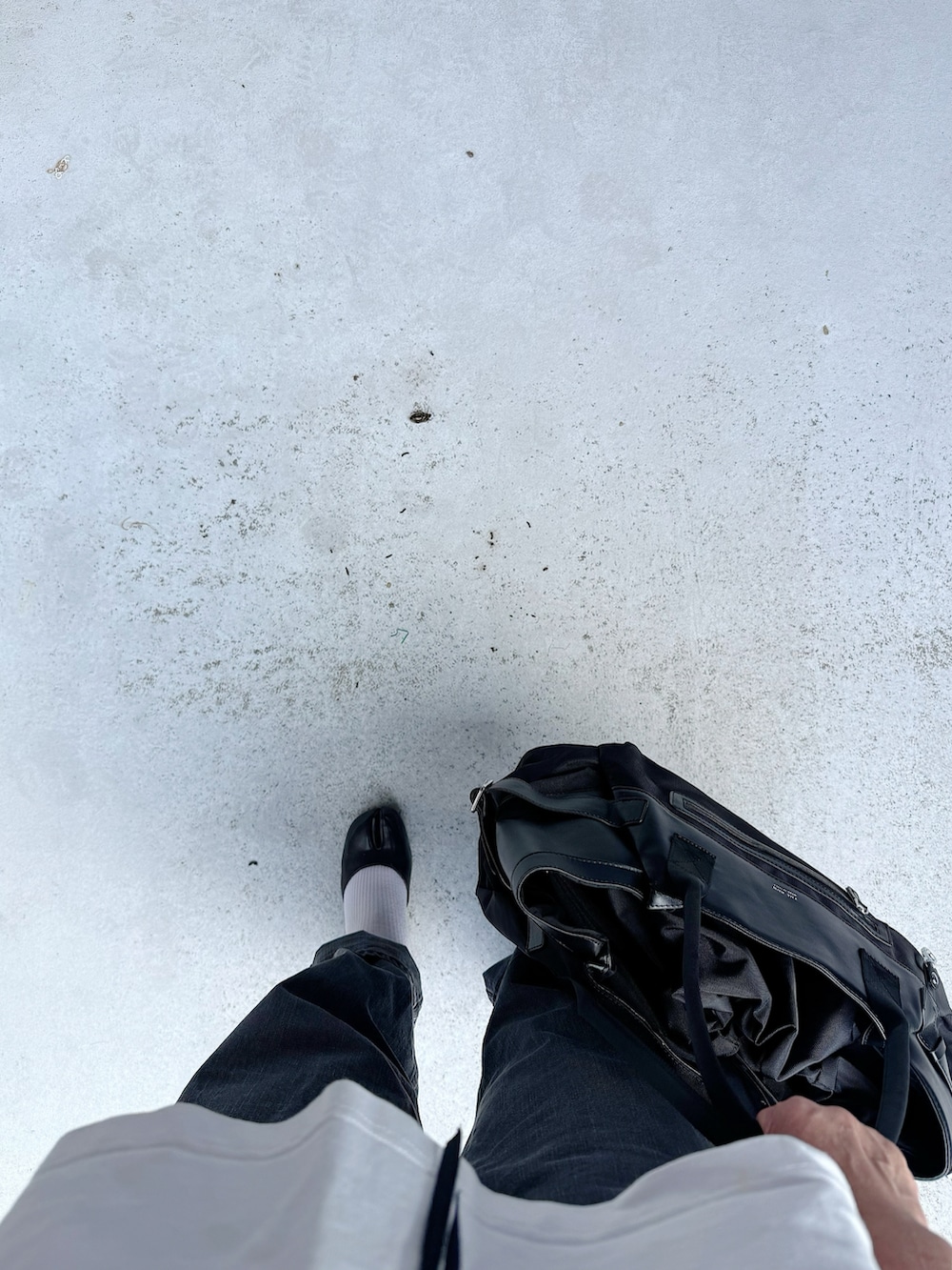 ブラック系のパンプス、ブラック系のパンツ、ホワイト系のトップスを着用したレディースの夏コーディネートの2枚目の写真