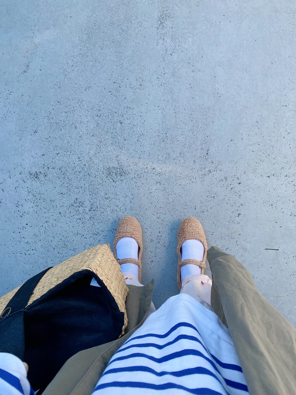 ベージュ系のシューズ、ピンク系のその他パンツ、グリーン系のステンカラーコートを着用したレディースの春コーディネートの2枚目の写真