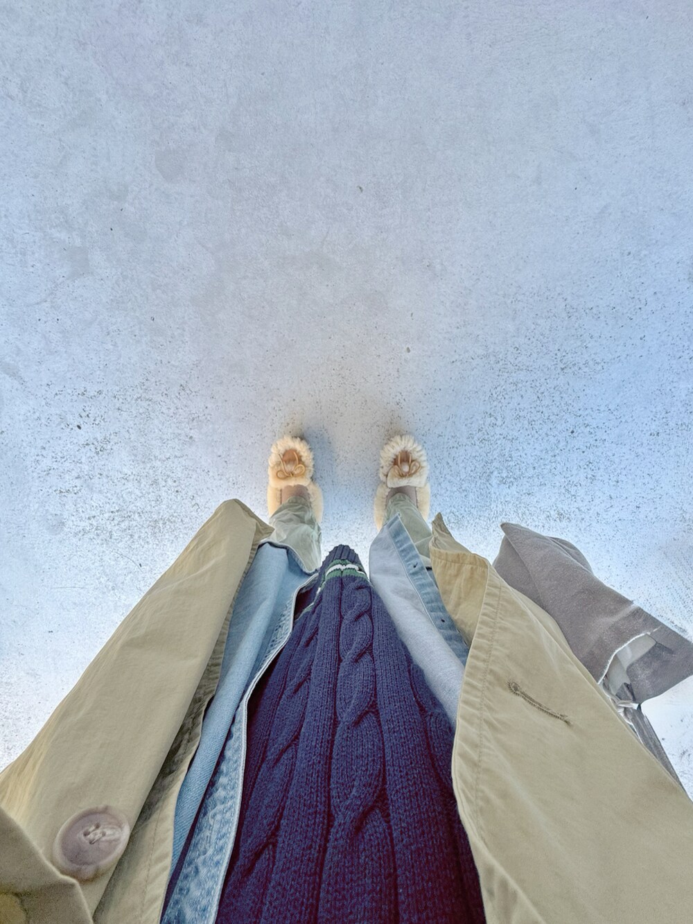 ベージュ系のその他シューズ、グレー系のバッグ、グリーン系のジャケット/アウターを着用したレディースの冬コーディネートの2枚目の写真