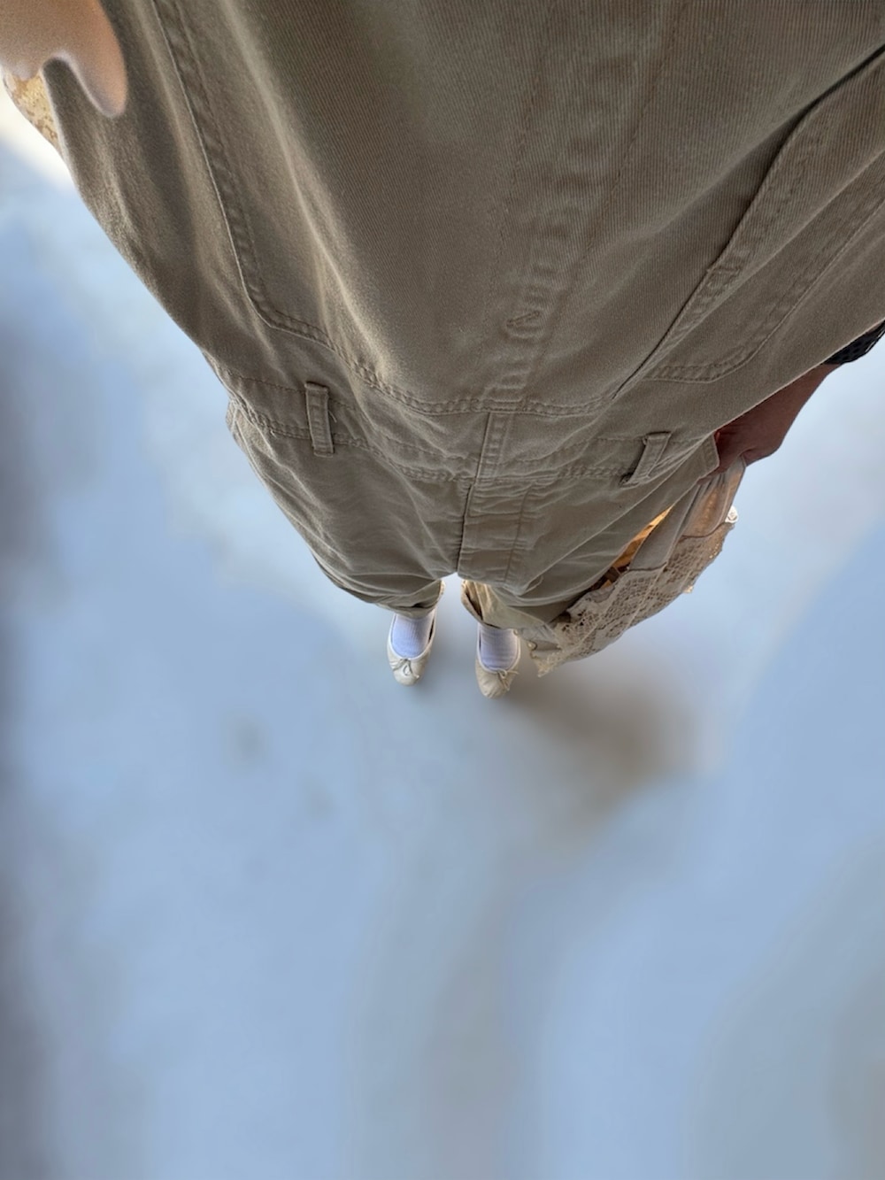 ホワイト系のバレエシューズ、ベージュ系のサロペット/オーバーオール、ベージュ系のバッグを着用したレディースの夏コーディネートの2枚目の写真