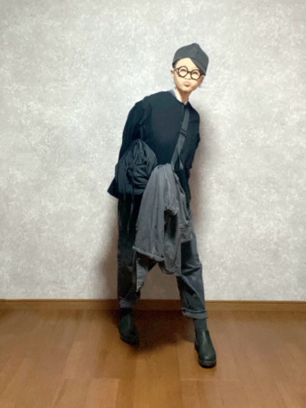 ブラック系のブーツ、ブラック系のワンピース/ドレス、ブラック系のパンツを着用したレディースの冬コーディネートの2枚目の写真