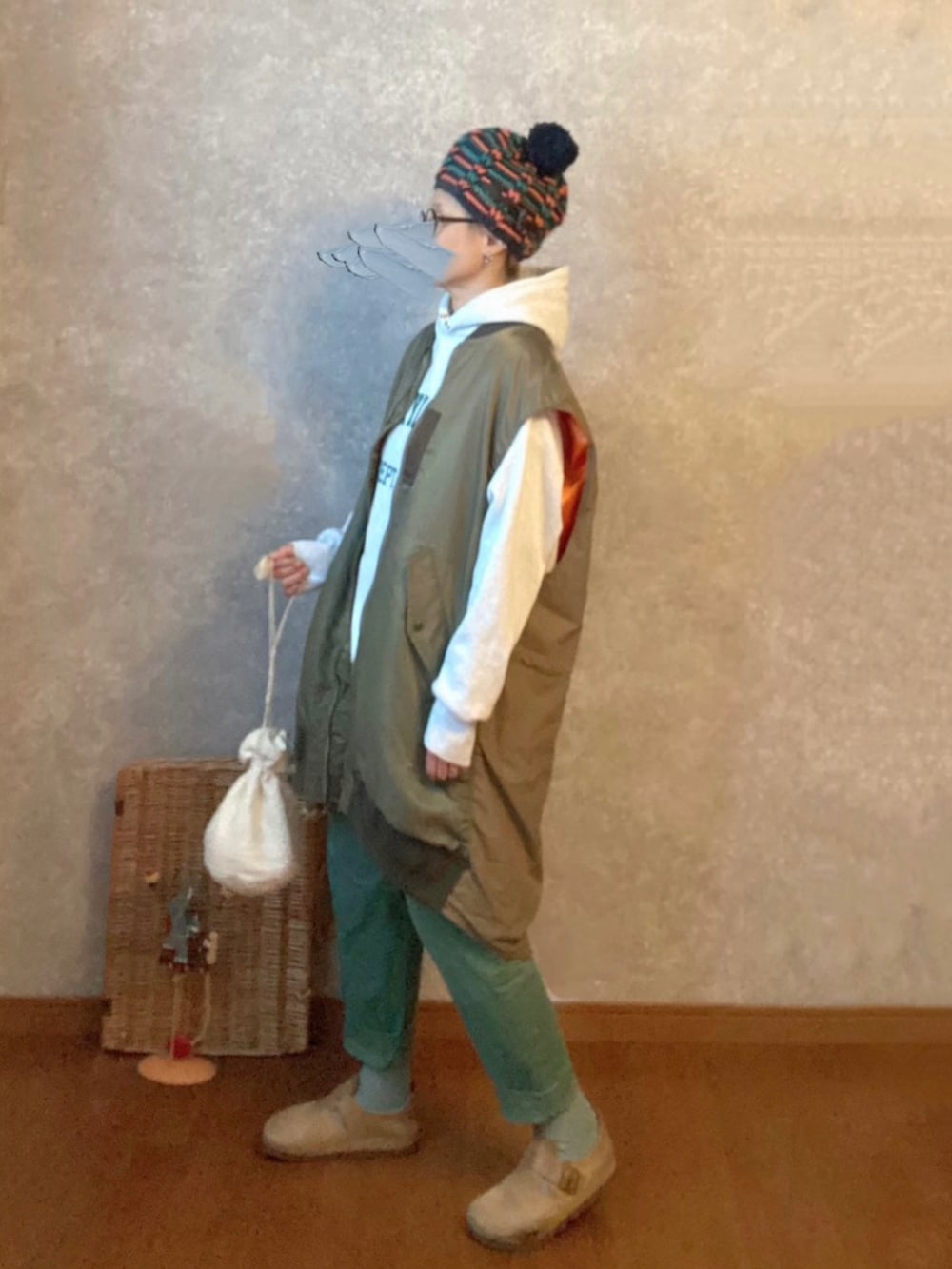 ベージュ系のスリッポン、ホワイト系のパンツ、ホワイト系のバッグを着用したレディースの秋コーディネートの2枚目の写真