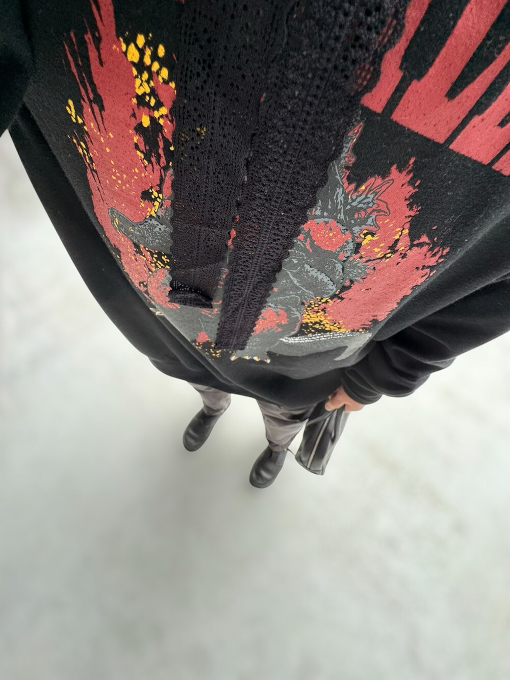 ブラック系のシューズ、グレー系のパンツ、ブラック系のボストンバッグを着用したレディースの春コーディネートの2枚目の写真