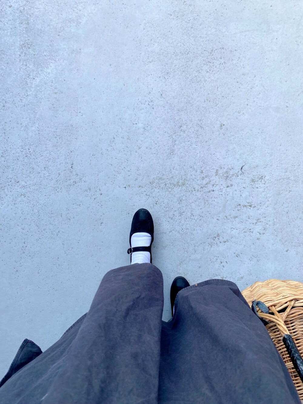 ブラック系のシューズ、ブラック系のパンツ、ブラック系のトップスを着用したレディースの春コーディネートの3枚目の写真