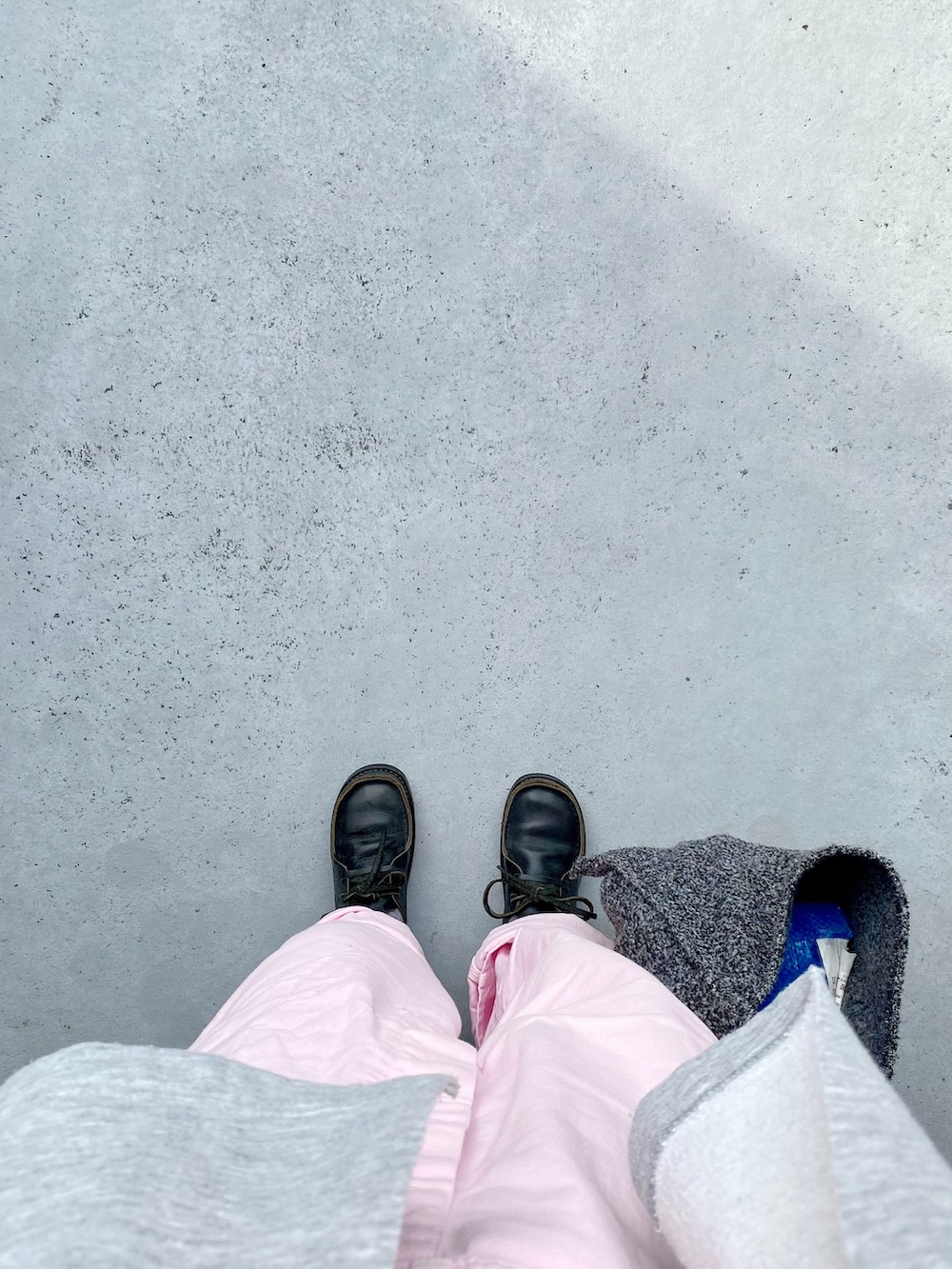 ブラック系のシューズ、ピンク系のサロペット/オーバーオール、グレー系のトップスを着用したレディースの秋コーディネートの3枚目の写真