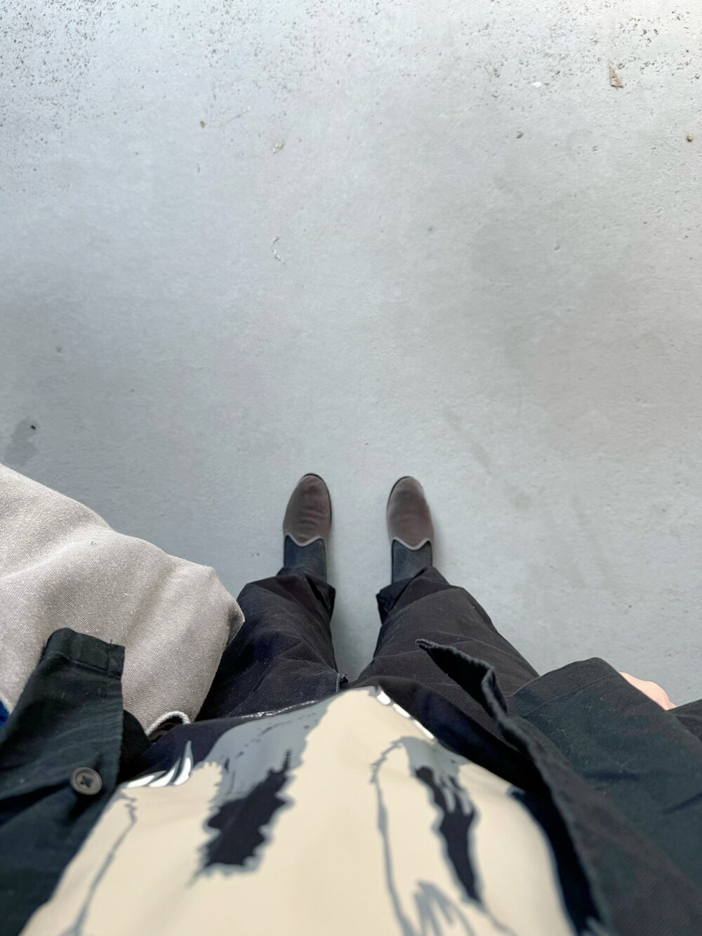 グレー系のスリッポン、ブラック系のその他パンツ、グレー系のバッグを着用したレディースの春コーディネートの2枚目の写真